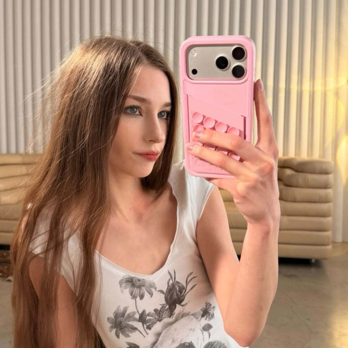 Expandable Phone Case with Suction Mount – 16 Suction Points, Stretch Pocket, Hands‑Free Stick‑Anywhere Design