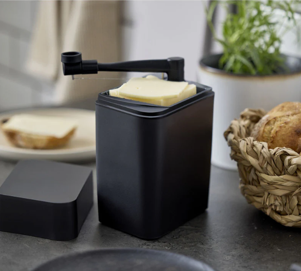 Classic Cheese Storage Box with Integrated Slicer 🧀