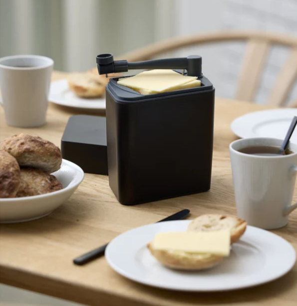 Classic Cheese Storage Box with Integrated Slicer 🧀