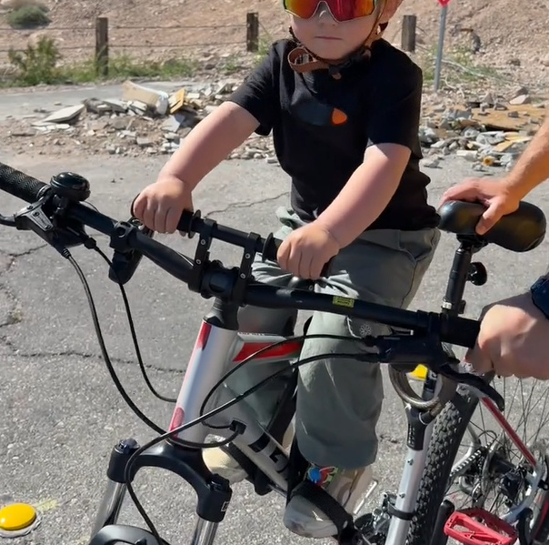 Front-Mounted Child Bike Seat with Kids Handlebars for Family Mountain Biking Adventures