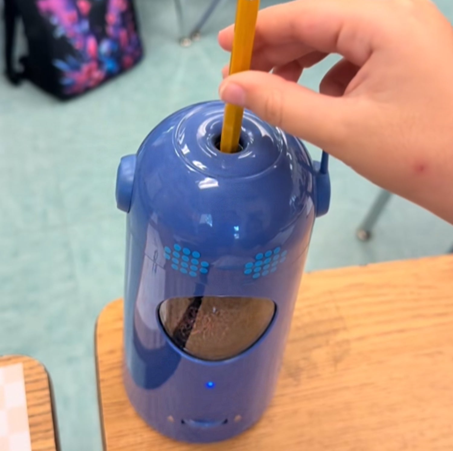 Fully automatic electric pencil sharpener