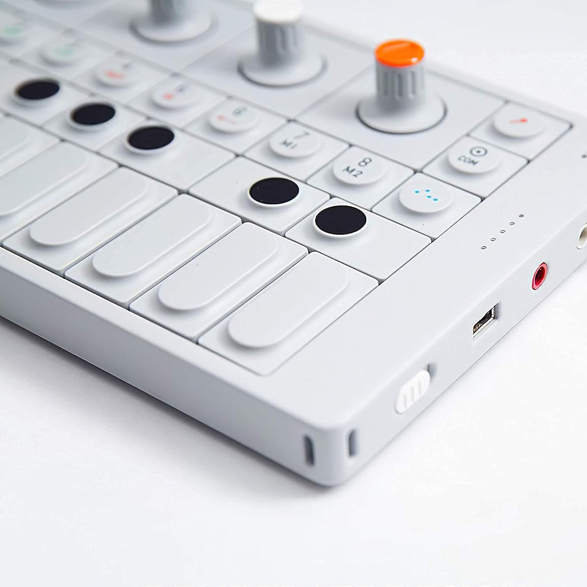 Portable Synthesizer – Sampler and Controller with Built-In FM Radio
