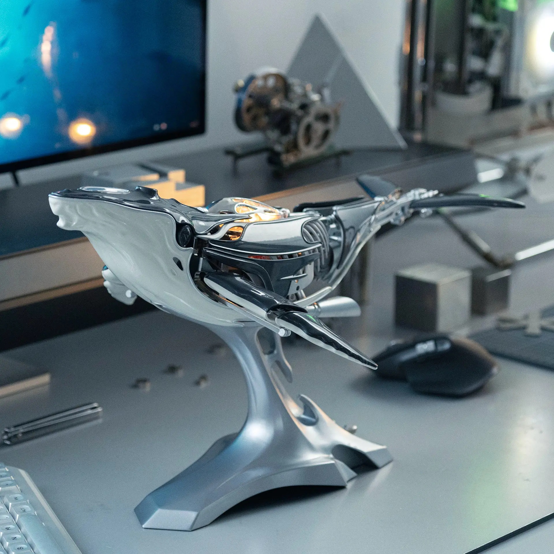 Mechanical Humpback Whale Desk Ornament