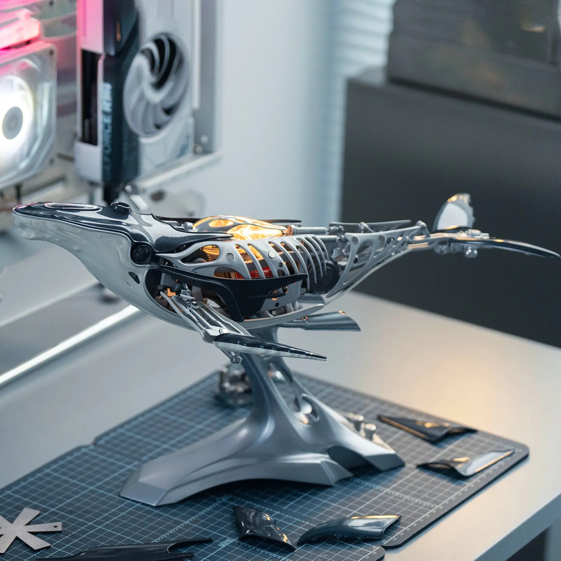 Mechanical Humpback Whale Desk Ornament