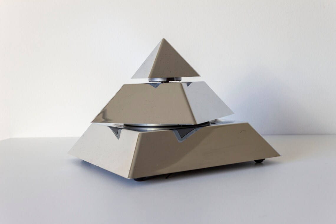 Vintage Pyramid AM/FM Radio with Retro Geometric Design, Desktop Display & Nostalgic Audio Experience