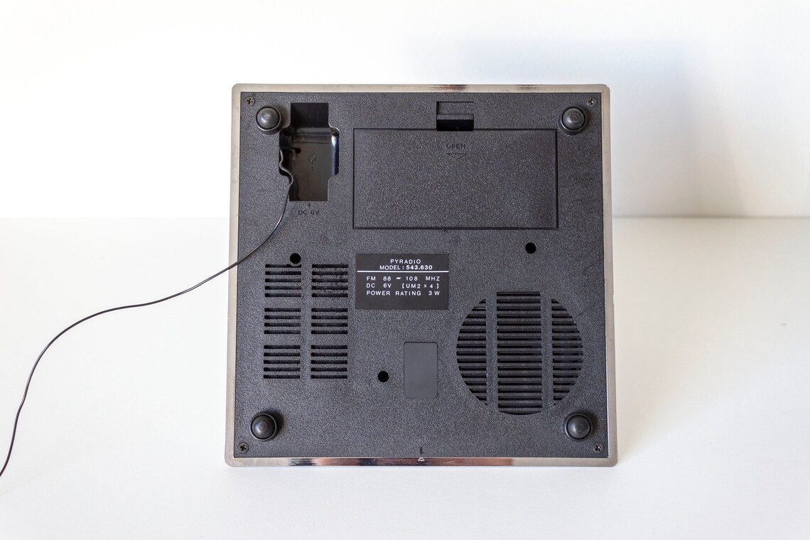 Vintage Pyramid AM/FM Radio with Retro Geometric Design, Desktop Display & Nostalgic Audio Experience