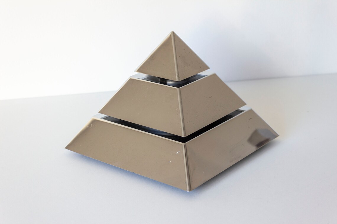 Vintage Pyramid AM/FM Radio with Retro Geometric Design, Desktop Display & Nostalgic Audio Experience