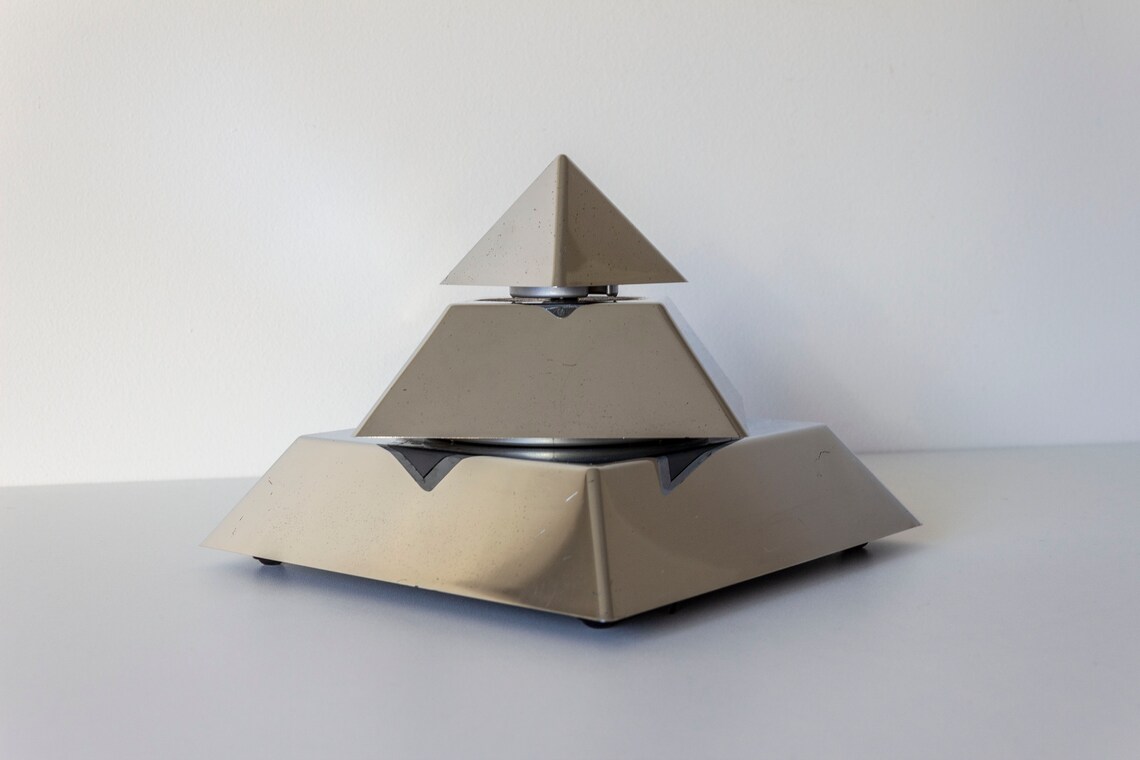 Vintage Pyramid AM/FM Radio with Retro Geometric Design, Desktop Display & Nostalgic Audio Experience