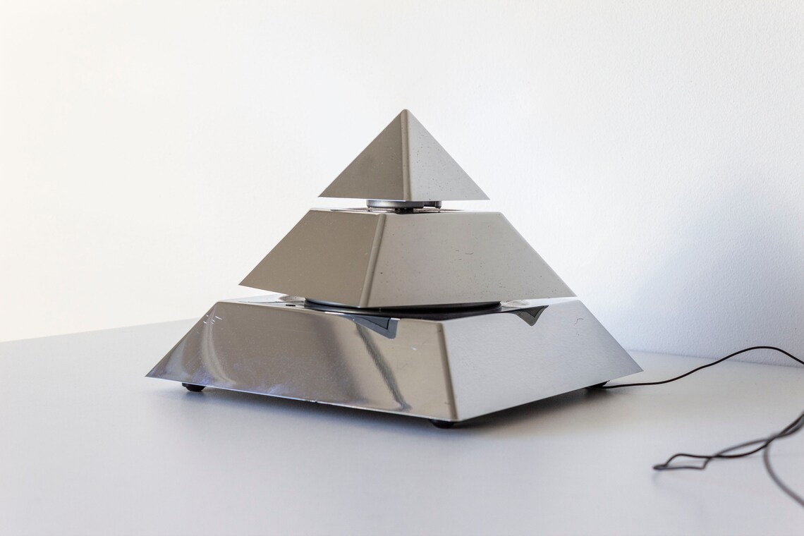 Vintage Pyramid AM/FM Radio with Retro Geometric Design, Desktop Display & Nostalgic Audio Experience