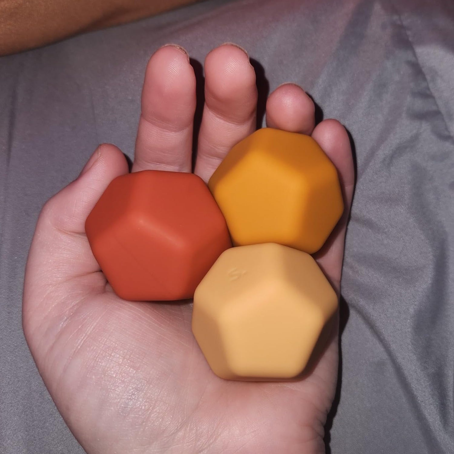 Soft silicone decompression magnet