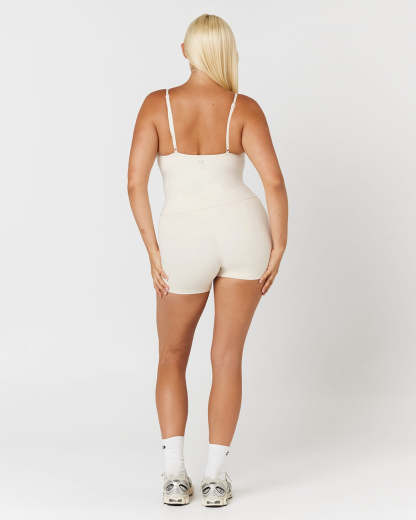 Form Invisible Scrunch Shorts 4" | Vanilla