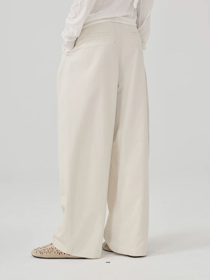 Cocoon-shaped suit pants