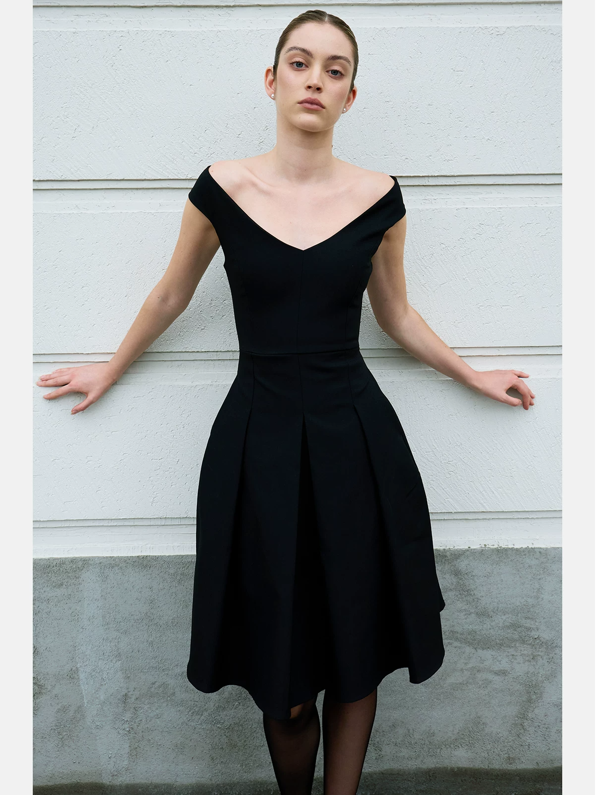 Geometric Cut Fitted Waist V-neck Dress