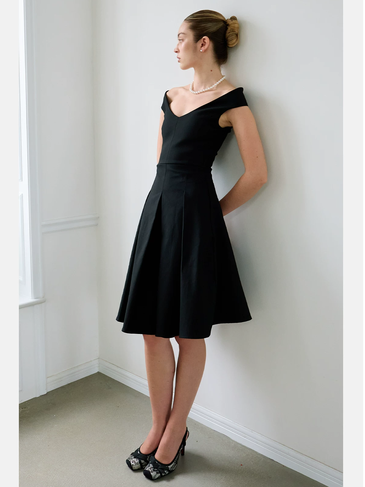 Geometric Cut Fitted Waist V-neck Dress