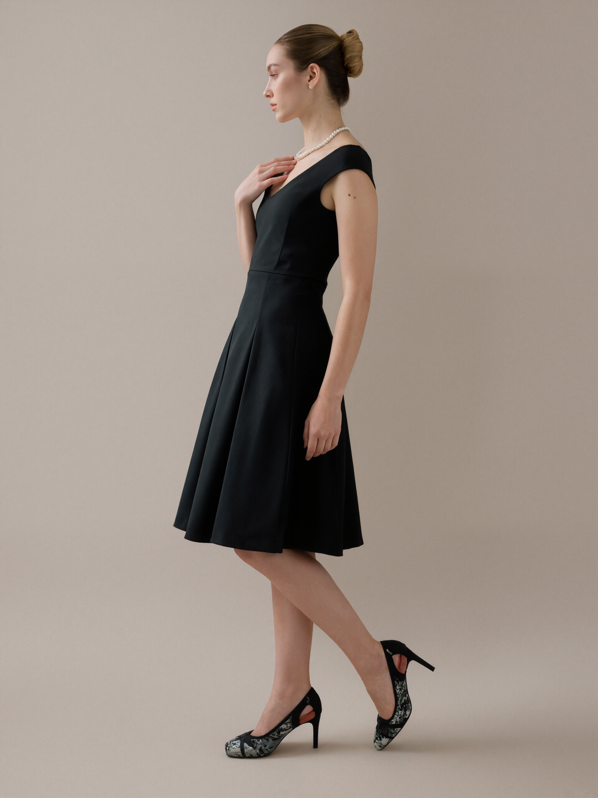 Geometric Cut Fitted Waist V-neck Dress