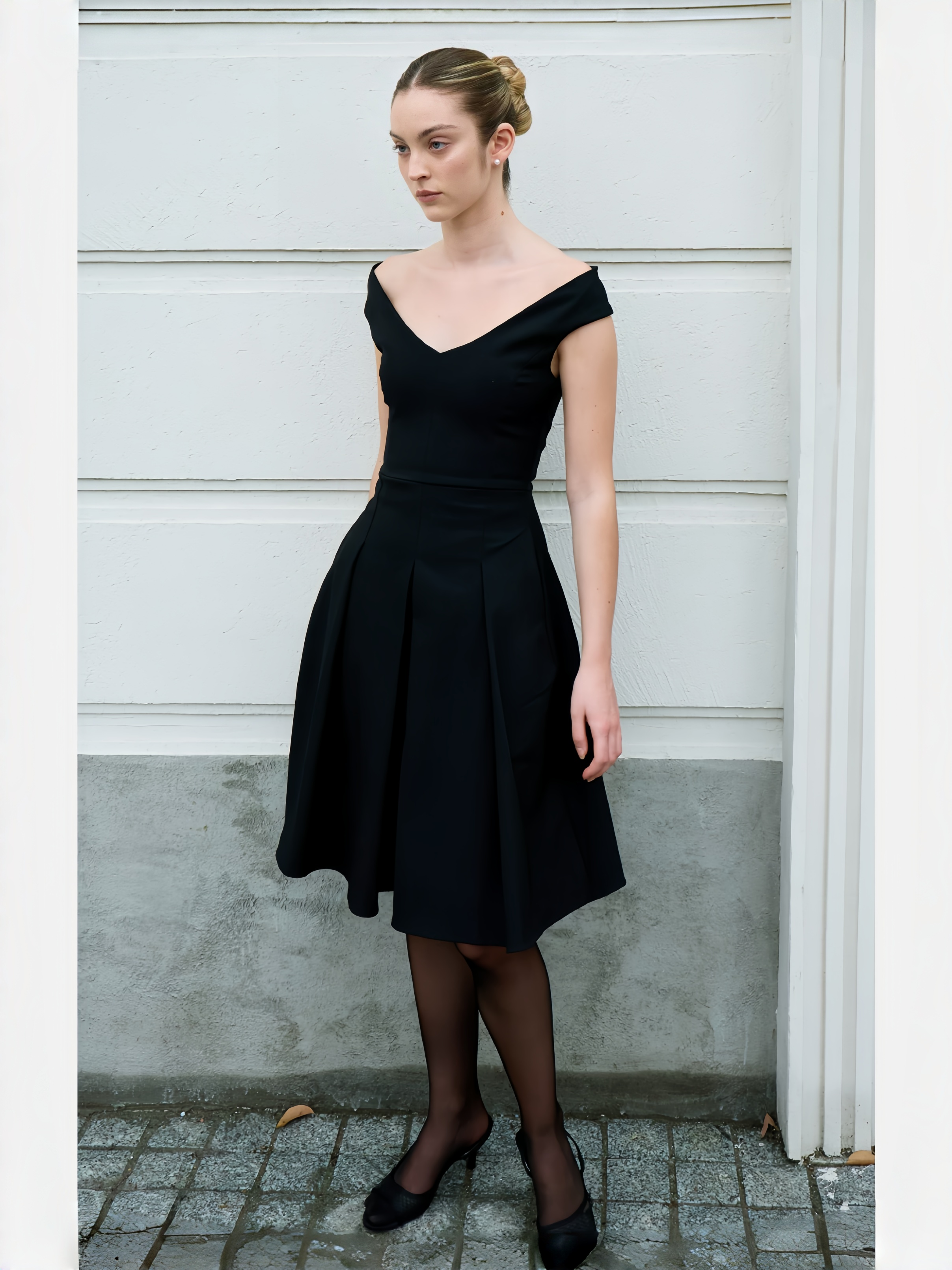 Geometric Cut Fitted Waist V-neck Dress