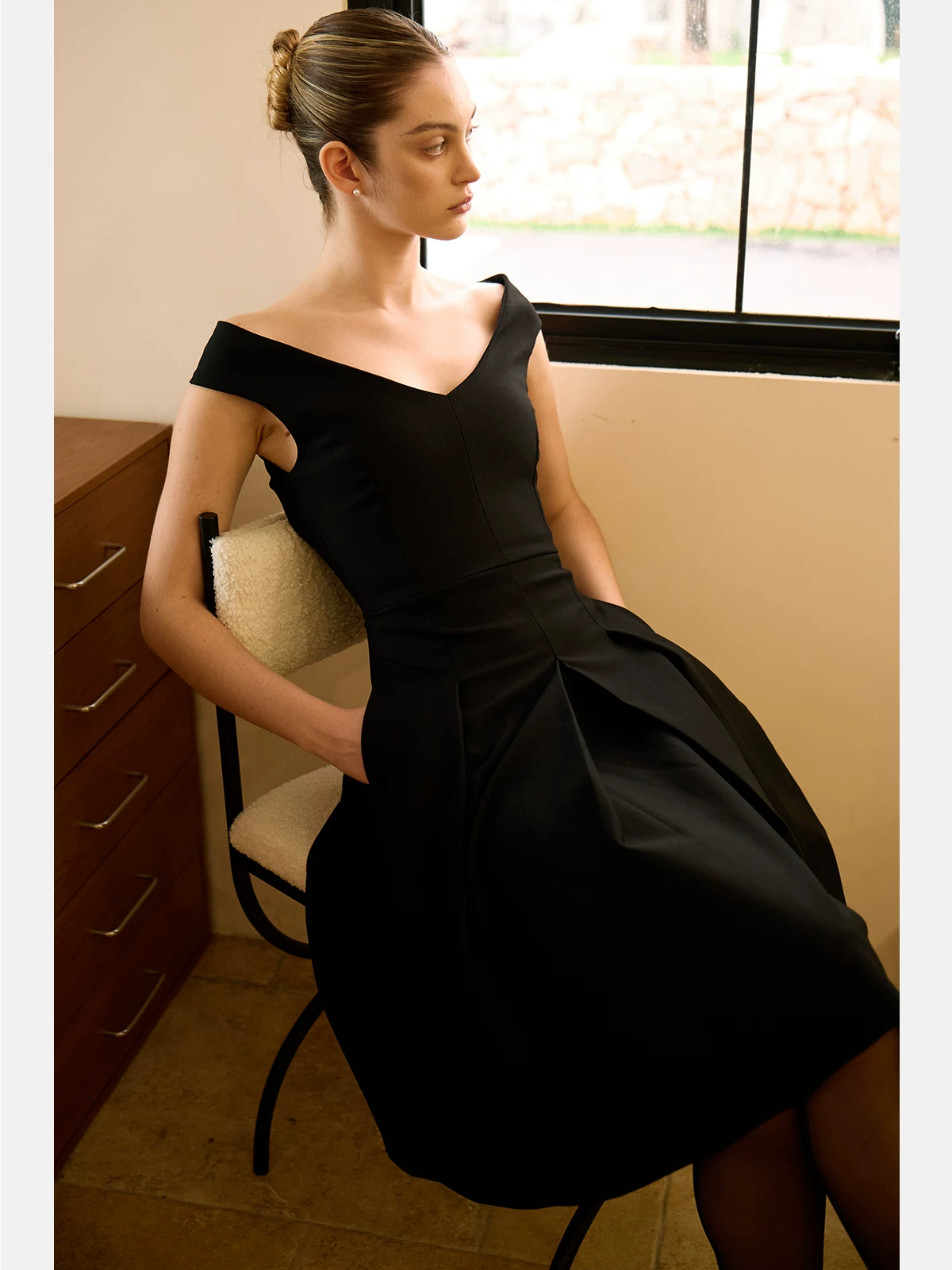 Geometric Cut Fitted Waist V-neck Dress