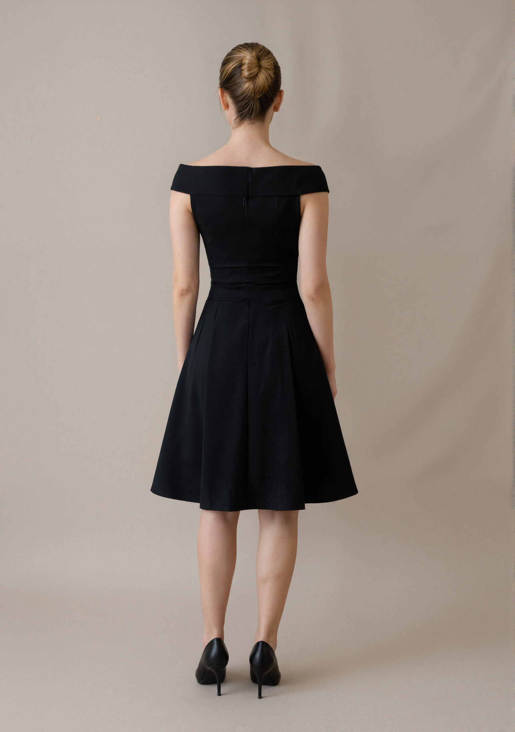 Geometric Cut Fitted Waist V-neck Dress