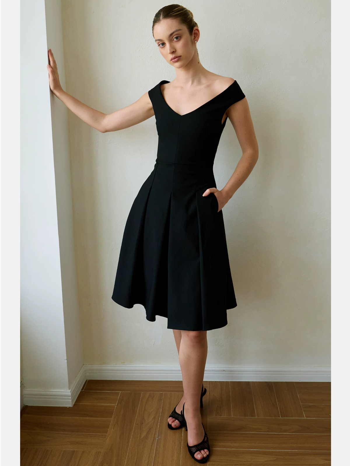 Geometric Cut Fitted Waist V-neck Dress