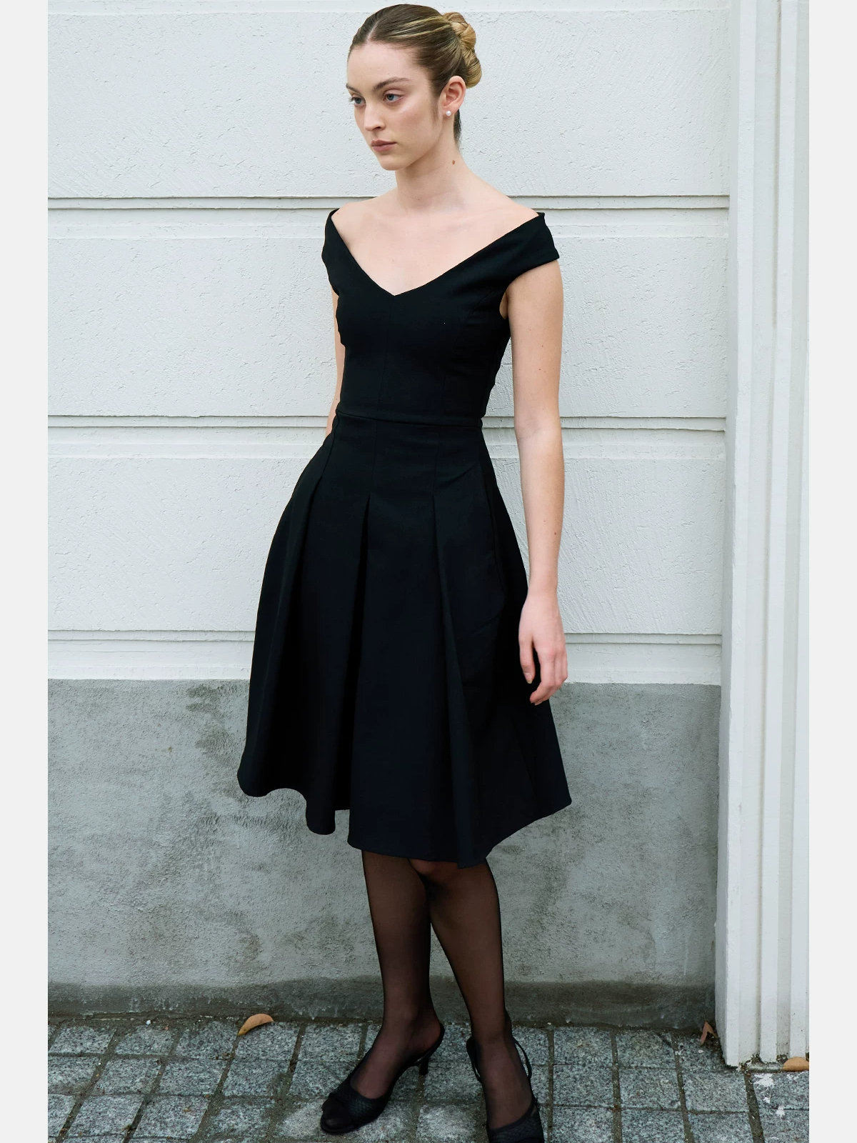 Geometric Cut Fitted Waist V-neck Dress