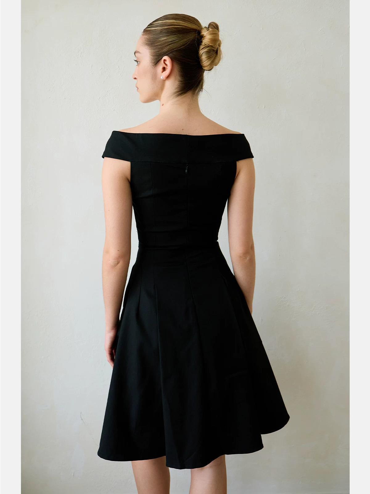 Geometric Cut Fitted Waist V-neck Dress
