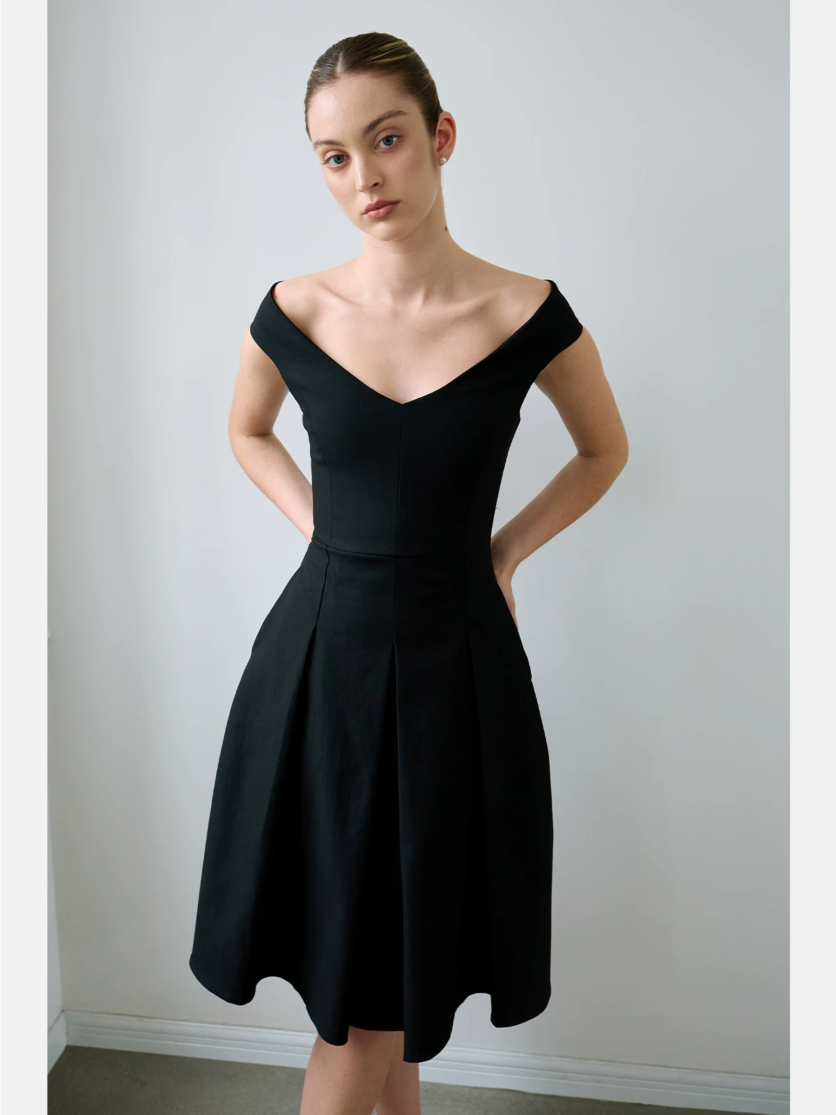 Geometric Cut Fitted Waist V-neck Dress