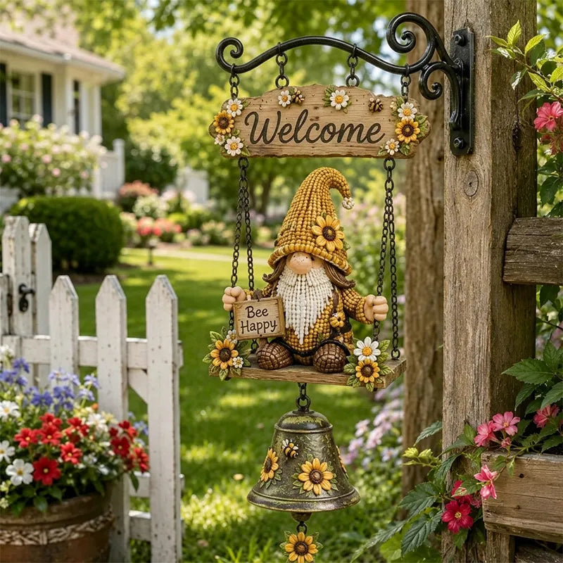 Uvítací zvonček s motívom záhradného trpaslíka, nápisom „Welcome“, vintage bronzovým zvončekom, kovaným železným nástenným dizajnom a záhradnou dekoráciou.