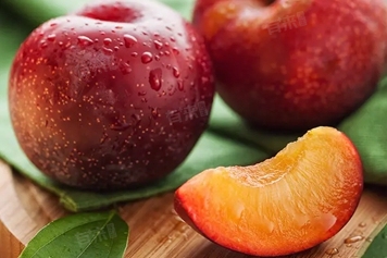 Slivka 🍑 – Sladké domáce ovocie z vlastnej záhrady