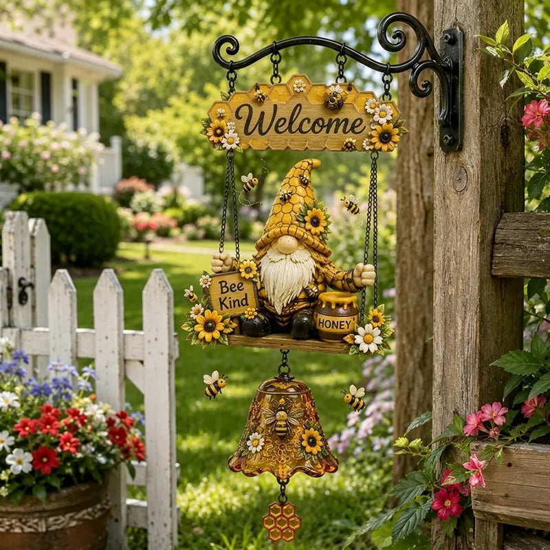 Uvítací zvonček s motívom záhradného trpaslíka, nápisom „Welcome“, vintage bronzovým zvončekom, kovaným železným nástenným dizajnom a záhradnou dekoráciou.