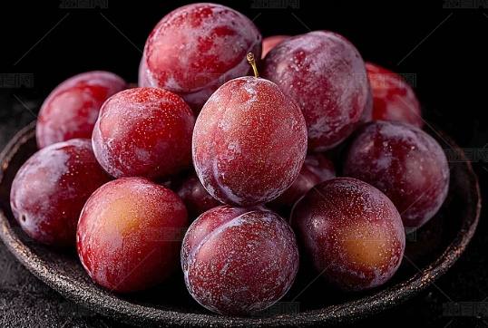 Slivka 🍑 – Sladké domáce ovocie z vlastnej záhrady