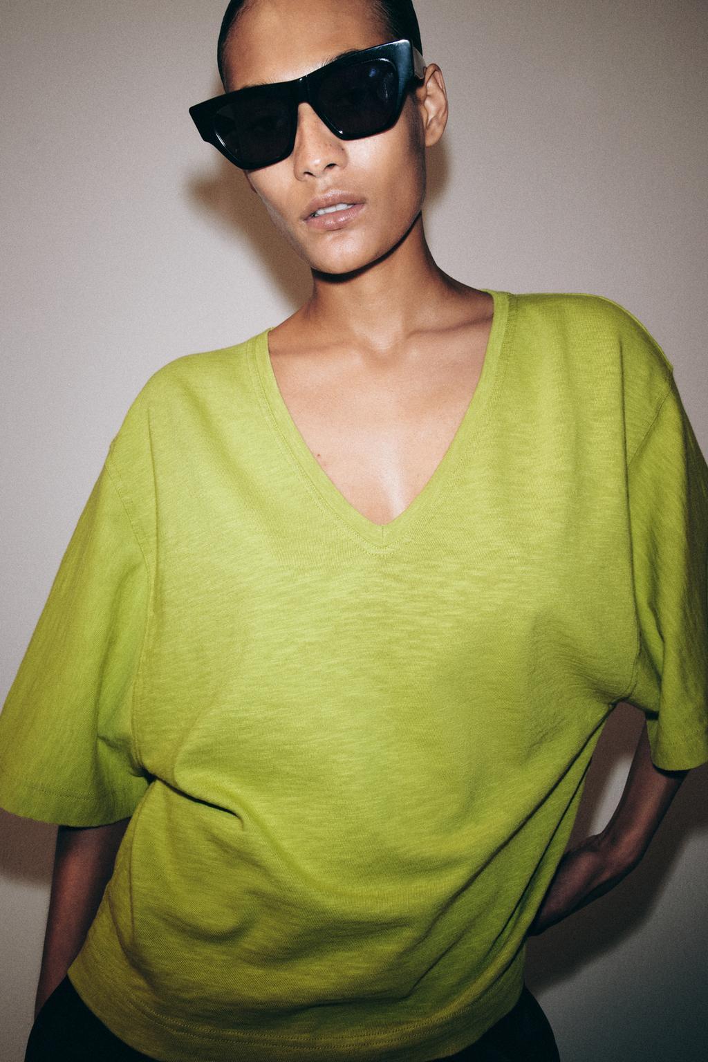 V-NECK T-SHIRT