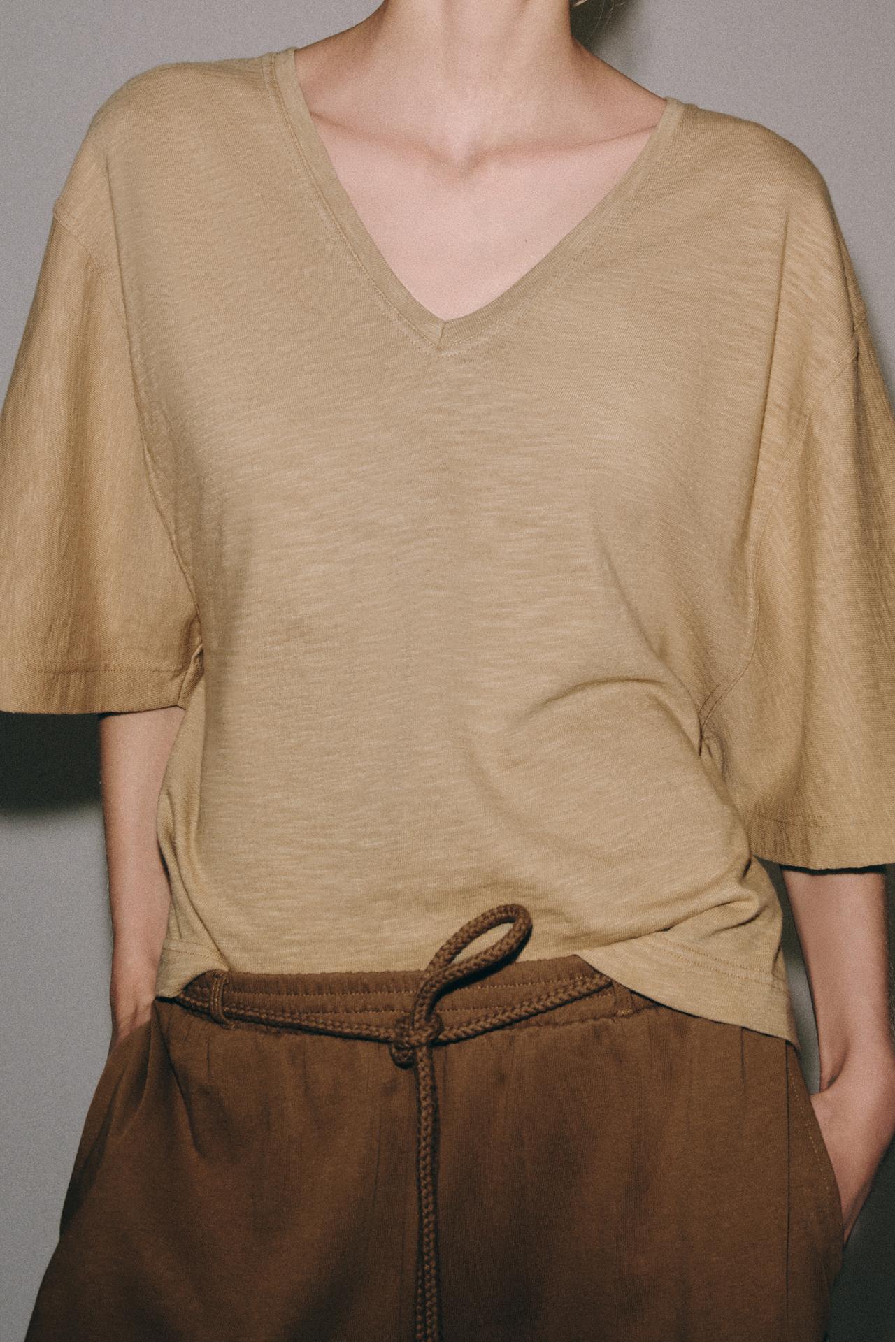 V-NECK T-SHIRT