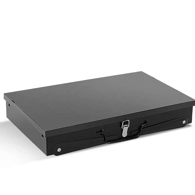Parrilla de carbón portátil plegable con asas de madera, ideal para camping, patio y cocina al aire libre.