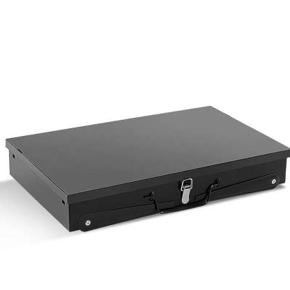 Parrilla de carbón portátil plegable con asas de madera, ideal para camping, patio y cocina al aire libre.
