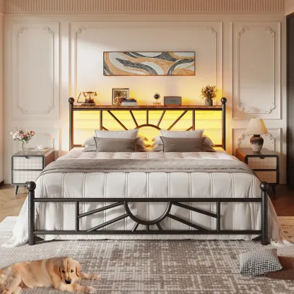 Estructura de cama moderna de metal tapizado (apta para camas King/Queen/Full) con 5 cajones de almacenamiento de tela; el cabecero integra una estación de carga y estantes con tira de luz LED; altura libre de 34 cm debajo de la cama, ideal para apartamen