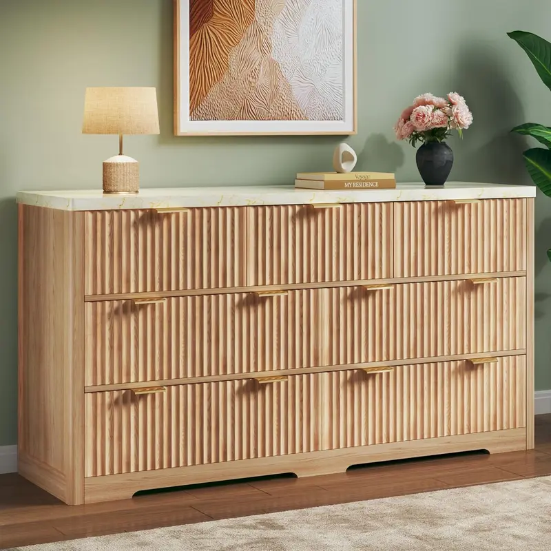 Cómoda estriada para dormitorio con 7 cajones, cómoda moderna de 53 pulgadas con superficie de imitación mármol, cómoda estilo mediados de siglo con tiradores dorados y perfil curvo, mueble de madera natural para TV (apto para dormitorio o sala de estar)