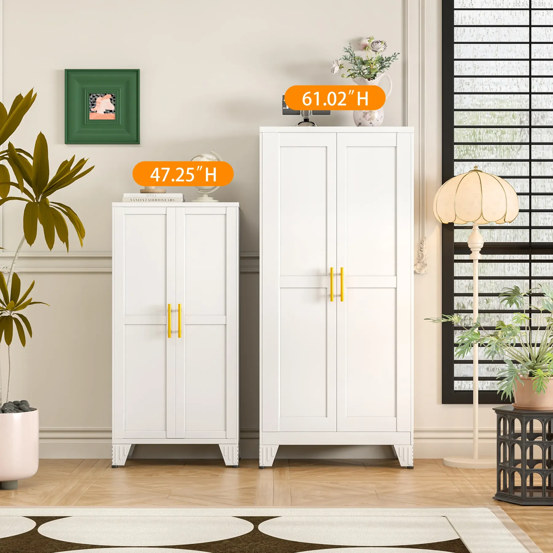 Armario despensero de metal con 2 puertas y estantes ajustables. Disponible en cuatro tamaños: 47", 61", 71" y 75". Armario de almacenamiento para cocina con tiradores dorados: solución versátil para cocina, baño, comedor o cuarto de servicio.