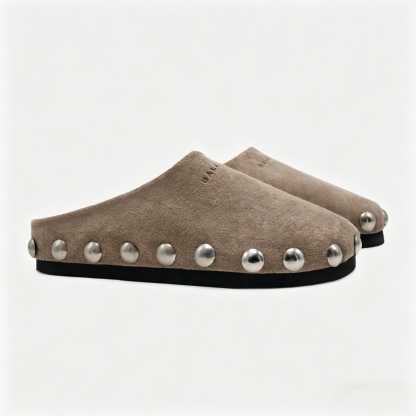 PENNY CLOG zapato tipo zueco hecho en gamuza con estoperoles plateados