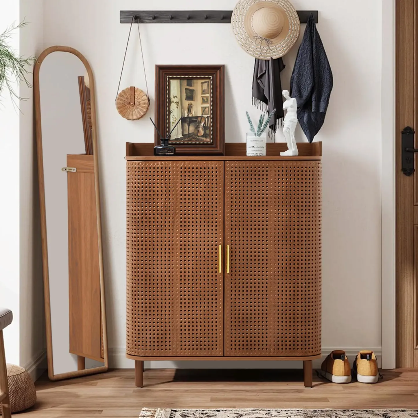 Zapatero Giratree de 5 niveles: mueble organizador de madera estilo boho con estantes ajustables y puertas curvas de hierro y ratán; mueble decorativo ideal para la entrada, el pasillo o la sala de estar.