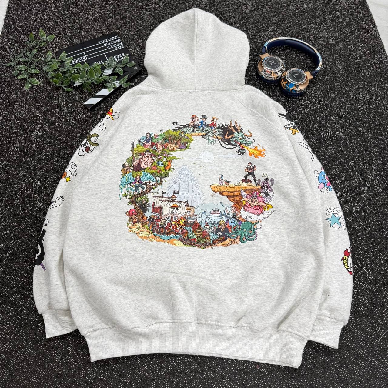 Pirate Adventure Anime Hoodie – Vintage Manga Streetwear Pullover