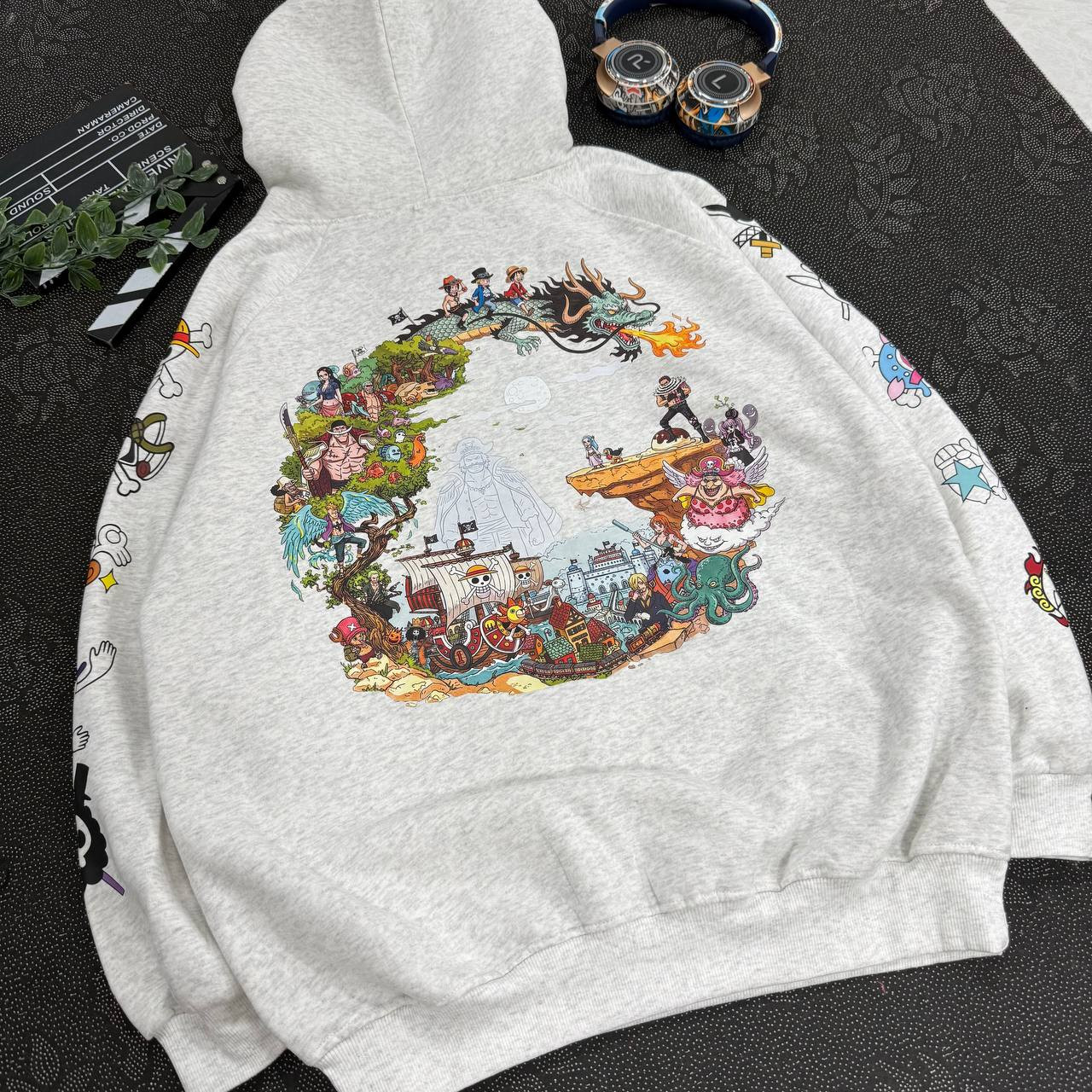 Pirate Adventure Anime Hoodie – Vintage Manga Streetwear Pullover