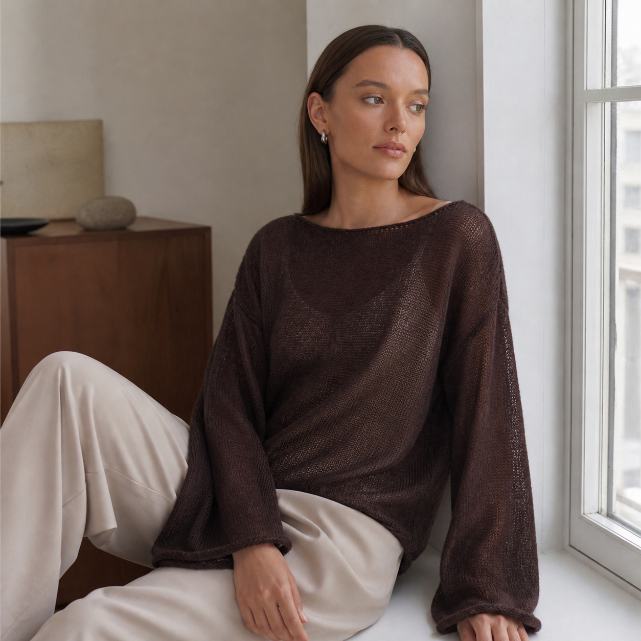 Dark brown airy knit sweater in a relaxed interior look