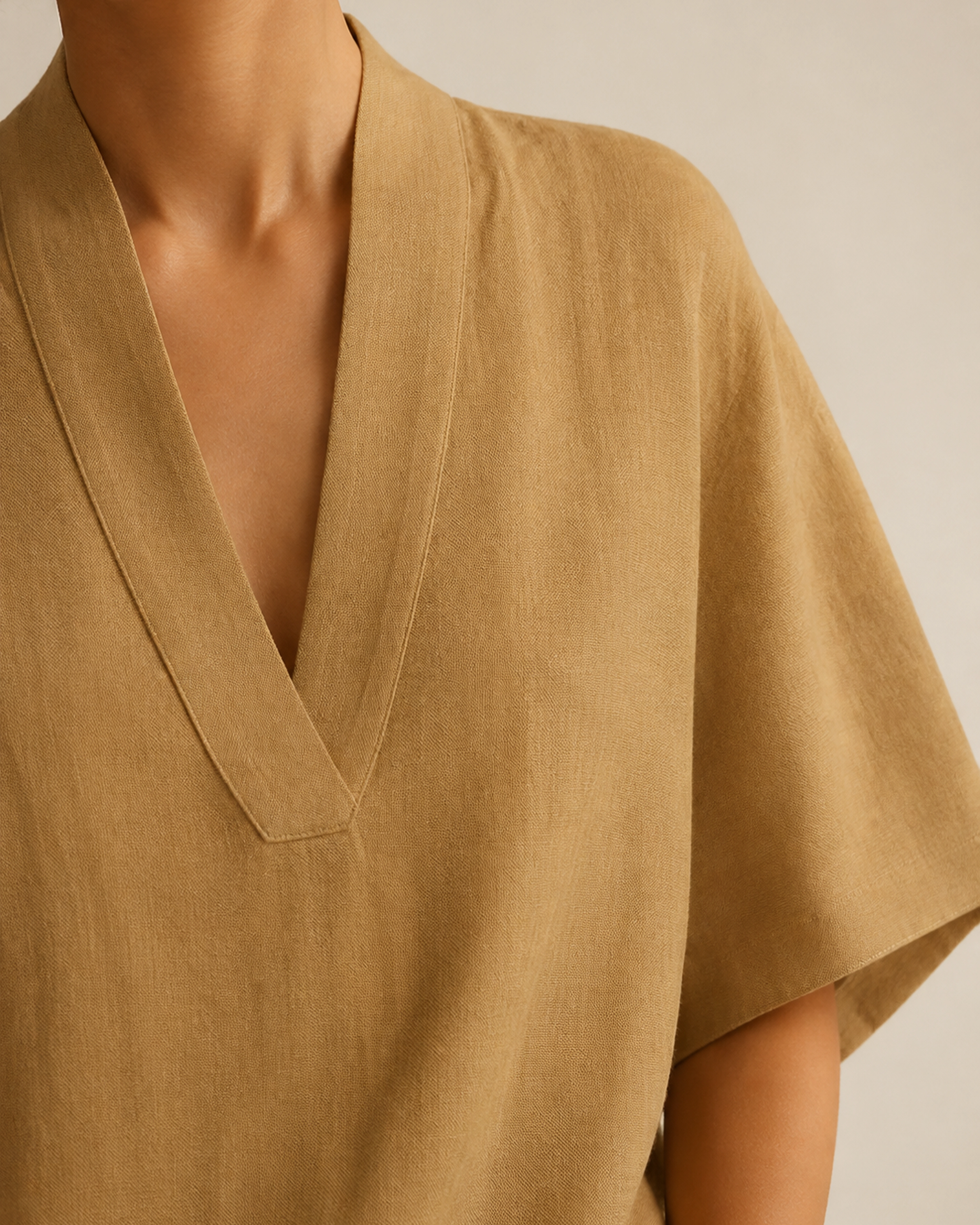 detail neckline sleeve