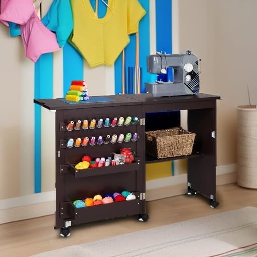 Best Choice Products - Mesa de coser plegable multiusos, estación de manualidades, diseño compacto, ruedas, estantes, almacenamiento, clavijas, puertas magnéticas, pomos de puerta de metal, blanca