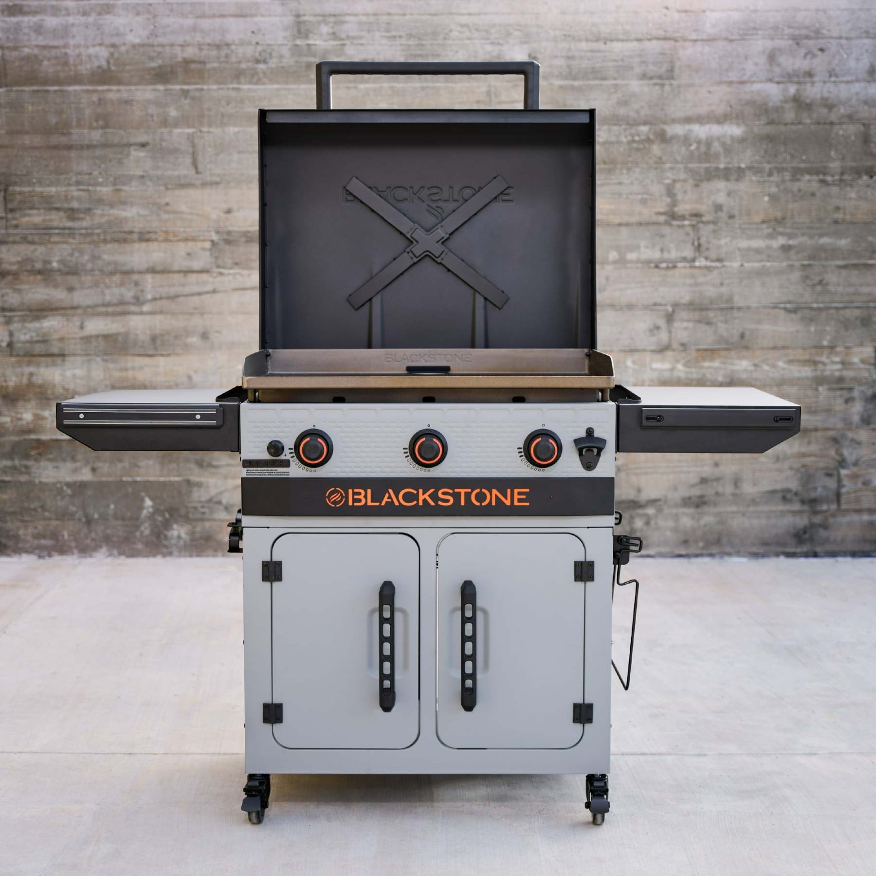Plancha Omnivore Blackstone Bronco de 3 quemadores XL de 28" con gabinete y estantes laterales dobles
