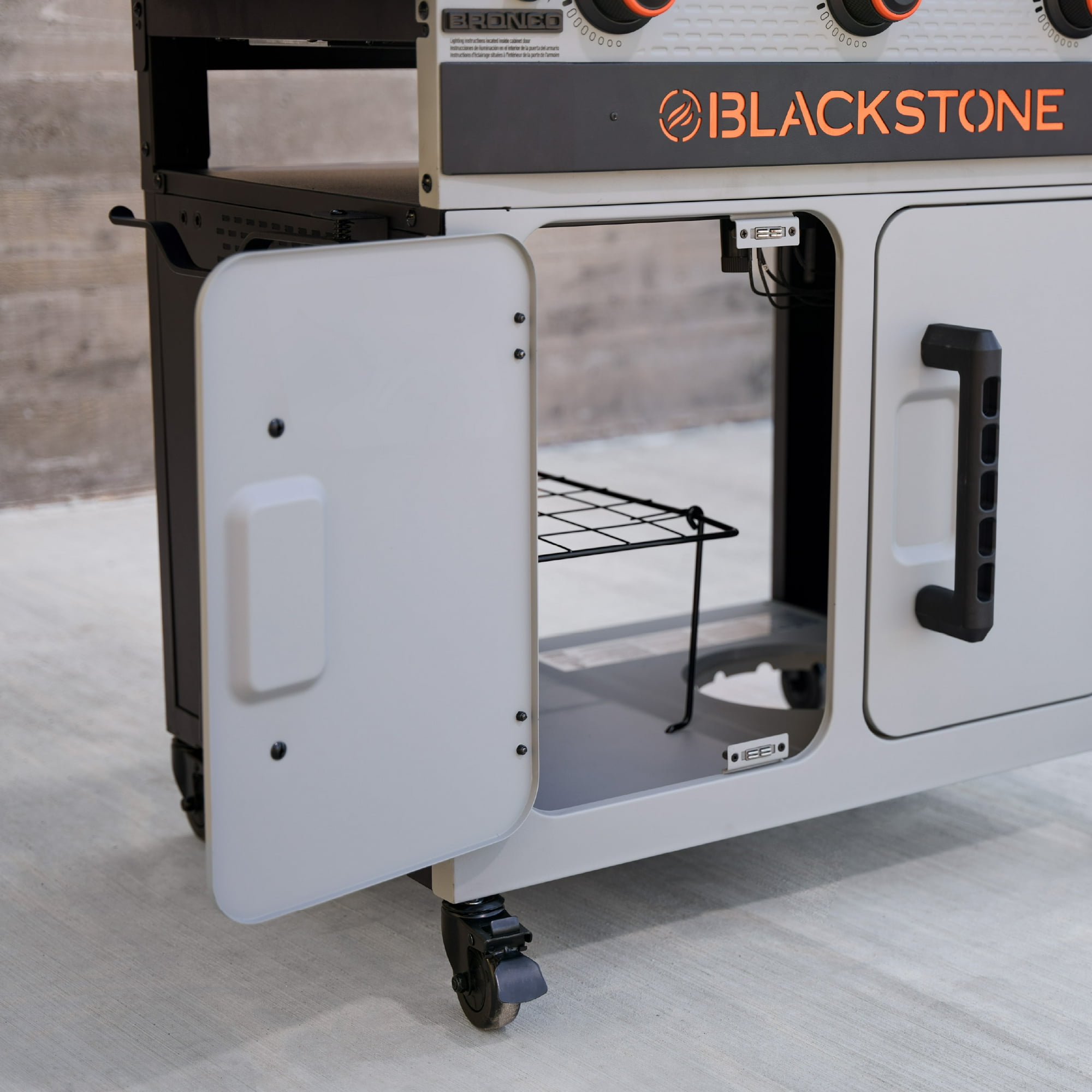Plancha Omnivore Blackstone Bronco de 3 quemadores XL de 28" con gabinete y estantes laterales dobles