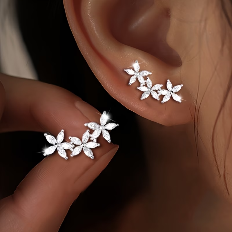 Orecchini a Perno Placcati Argento con Fiore a Cinque Petali Brillante, Accessorio Elegante per l'Estate