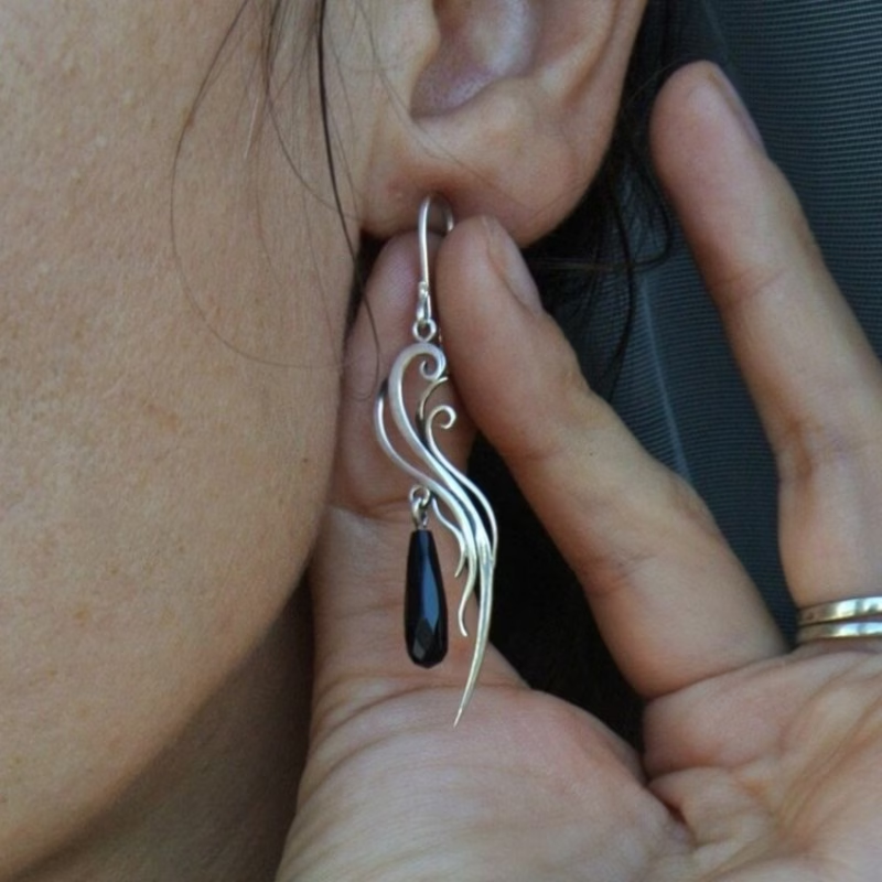 Dámske čierne visiace náušnice so striebornými vintage ornamentmi, elegantný módny doplnok