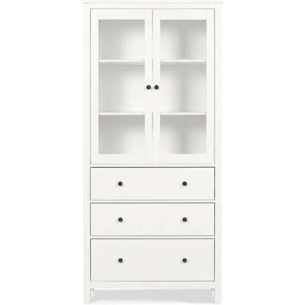 Weiße Vitrine im Landhausstil mit Glastüren