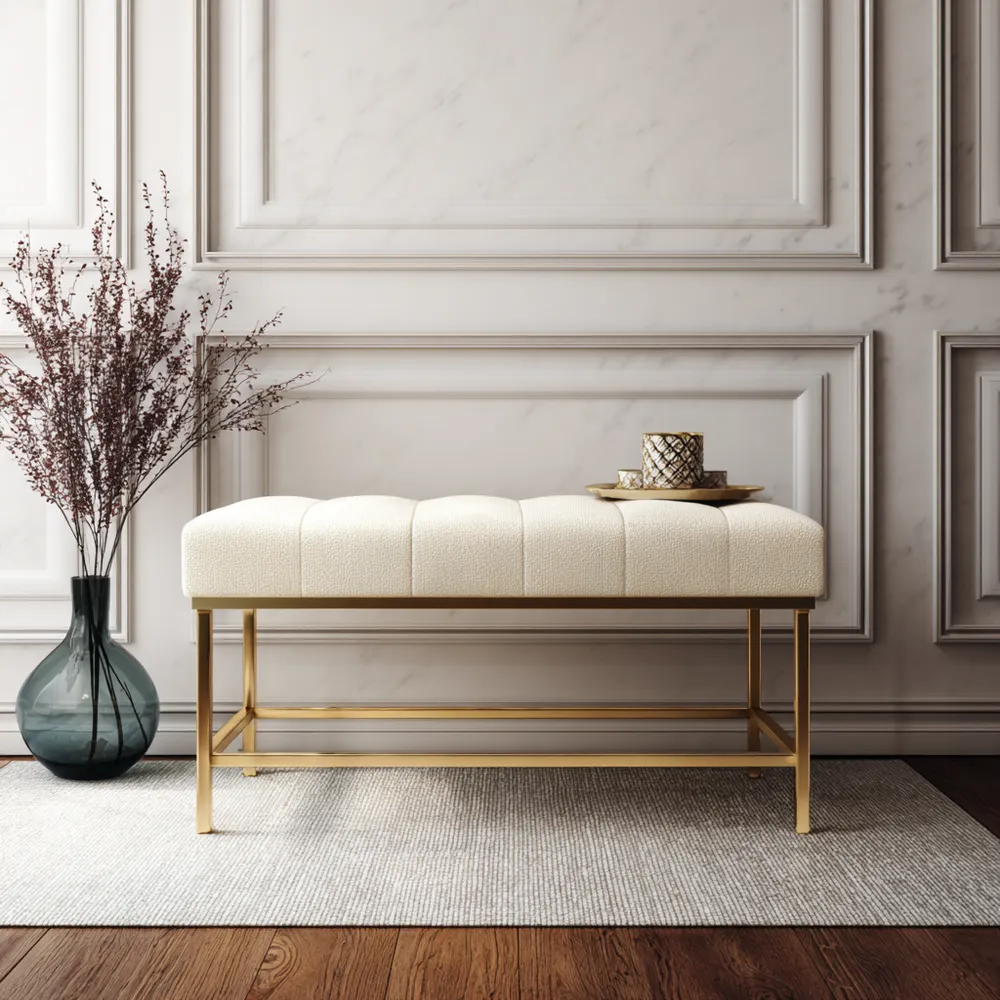 Bouclé-Polsterbank mit Metallrahmen in Cremeweiß und Gold